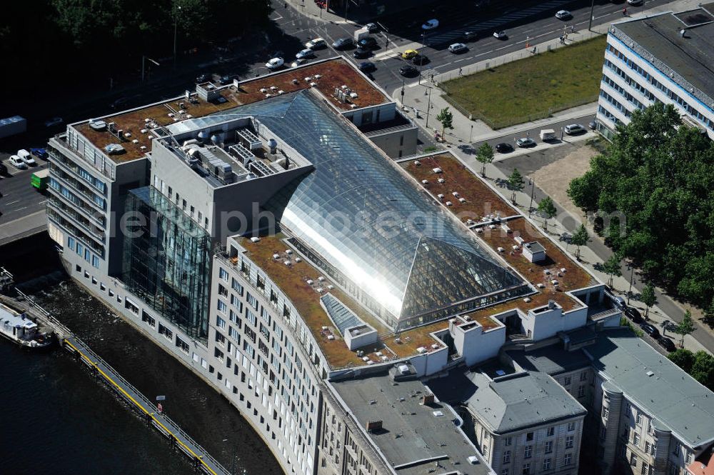 Aerial photograph Berlin Mitte - Haus der Deutschen Wirtschaft ist Sitz dreier Interessenverbände - Deutscher Industrie- und Handelskammertag (DIHK), Bundesverband der Deutschen Industrie (BDI), Bundesvereinigung der Deutschen Arbeitgeberverbände (BDA), an der Gertraudenstraße Ecke Breite Straße in Berlin Mitte. House of the German economy in Berlin-Mitte.