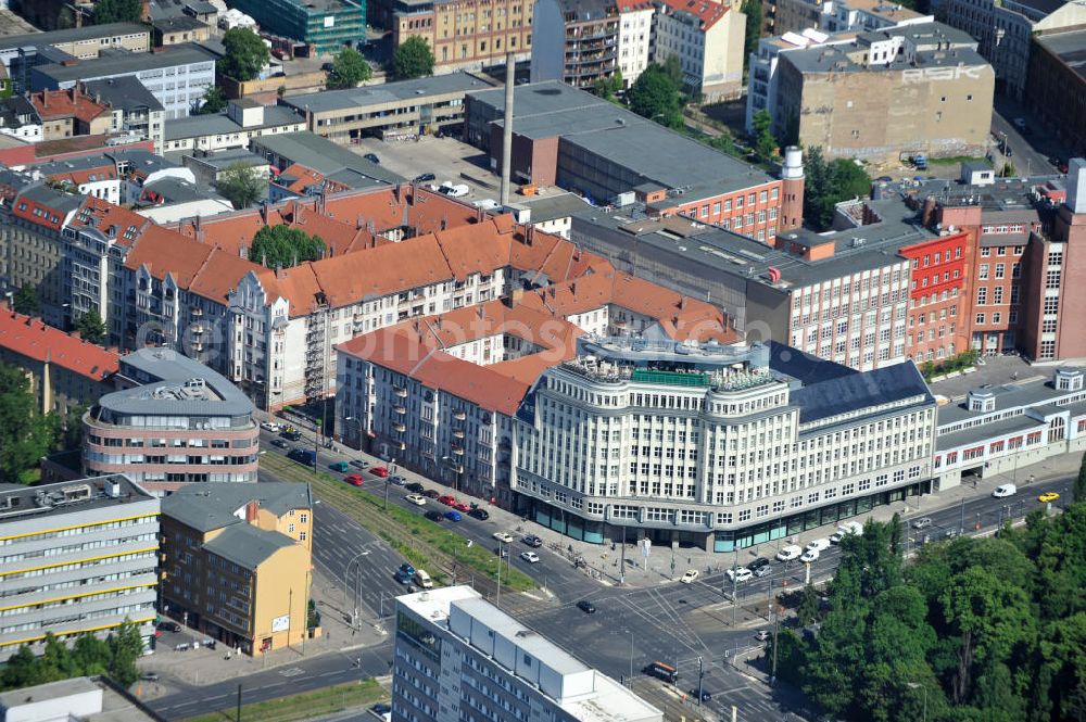 Aerial image Berlin Mitte - Blick auf die Baustelle am Haus der Einheit, dem ehemaligen Kaufhauses Jonaß in Mitte an der Mollstraße. Das Berliner Architektur-Büro JSK baute das markanten, teilweise unter Denkmalschutz stehenden Gebäudes in ein modernes Wohn- und Geschäftshaus um. View of the construction site at the House of unity, the former department store Jonassen. The Berlin architectural office JSK built the striking to partially listed building into a modern residential and commercial building.