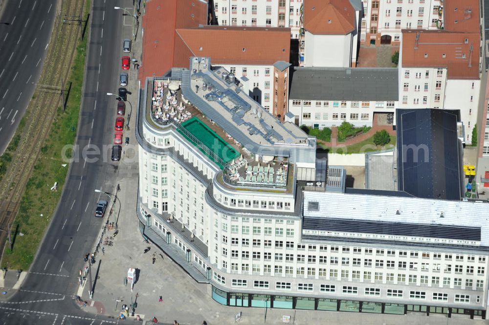 Aerial photograph Berlin Mitte - Blick auf die Baustelle am Haus der Einheit, dem ehemaligen Kaufhauses Jonaß in Mitte an der Mollstraße. Das Berliner Architektur-Büro JSK baute das markanten, teilweise unter Denkmalschutz stehenden Gebäudes in ein modernes Wohn- und Geschäftshaus um. View of the construction site at the House of unity, the former department store Jonassen. The Berlin architectural office JSK built the striking to partially listed building into a modern residential and commercial building.