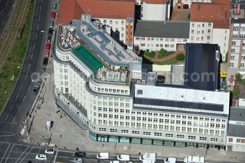 Berlin Mitte from above - Blick auf die Baustelle am Haus der Einheit, dem ehemaligen Kaufhauses Jonaß in Mitte an der Mollstraße. Das Berliner Architektur-Büro JSK baute das markanten, teilweise unter Denkmalschutz stehenden Gebäudes in ein modernes Wohn- und Geschäftshaus um. View of the construction site at the House of unity, the former department store Jonassen. The Berlin architectural office JSK built the striking to partially listed building into a modern residential and commercial building.