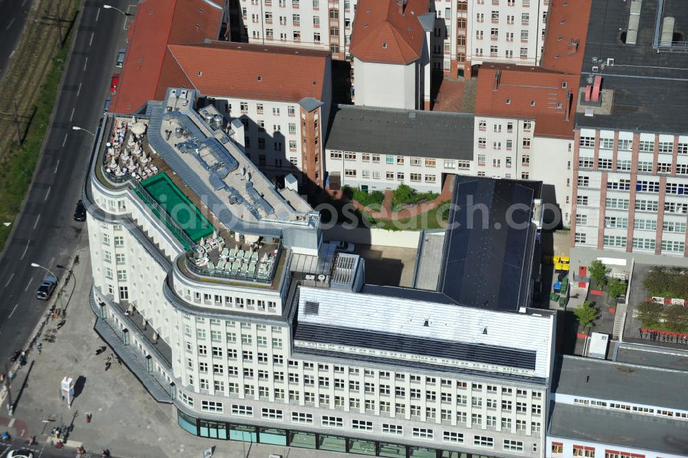 Berlin Mitte from the bird's eye view: Blick auf die Baustelle am Haus der Einheit, dem ehemaligen Kaufhauses Jonaß in Mitte an der Mollstraße. Das Berliner Architektur-Büro JSK baute das markanten, teilweise unter Denkmalschutz stehenden Gebäudes in ein modernes Wohn- und Geschäftshaus um. View of the construction site at the House of unity, the former department store Jonassen. The Berlin architectural office JSK built the striking to partially listed building into a modern residential and commercial building.