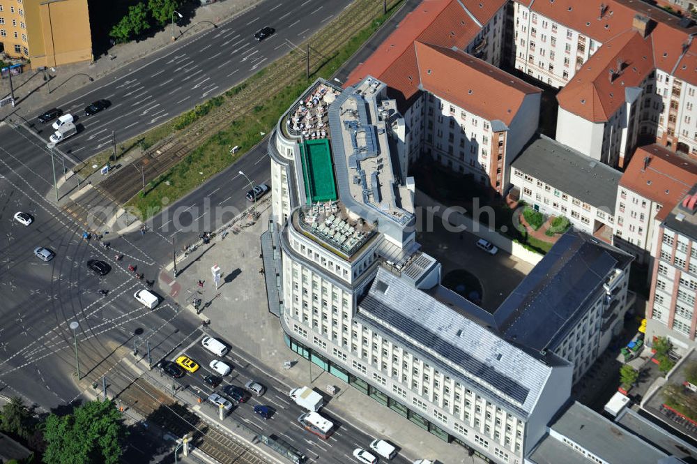 Aerial image Berlin Mitte - Blick auf die Baustelle am Haus der Einheit, dem ehemaligen Kaufhauses Jonaß in Mitte an der Mollstraße. Das Berliner Architektur-Büro JSK baute das markanten, teilweise unter Denkmalschutz stehenden Gebäudes in ein modernes Wohn- und Geschäftshaus um. View of the construction site at the House of unity, the former department store Jonassen. The Berlin architectural office JSK built the striking to partially listed building into a modern residential and commercial building.