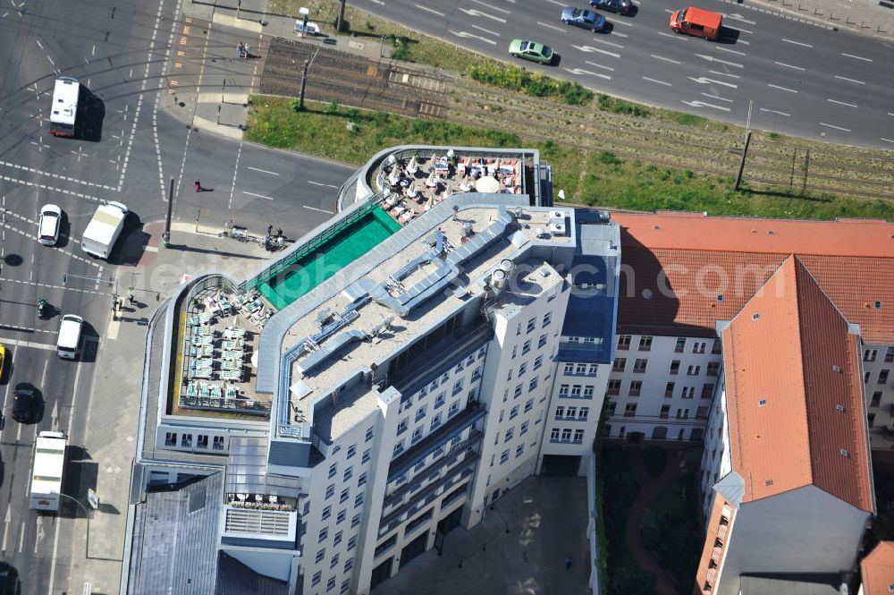 Aerial photograph Berlin Mitte - Blick auf die Baustelle am Haus der Einheit, dem ehemaligen Kaufhauses Jonaß in Mitte an der Mollstraße. Das Berliner Architektur-Büro JSK baute das markanten, teilweise unter Denkmalschutz stehenden Gebäudes in ein modernes Wohn- und Geschäftshaus um. View of the construction site at the House of unity, the former department store Jonassen. The Berlin architectural office JSK built the striking to partially listed building into a modern residential and commercial building.