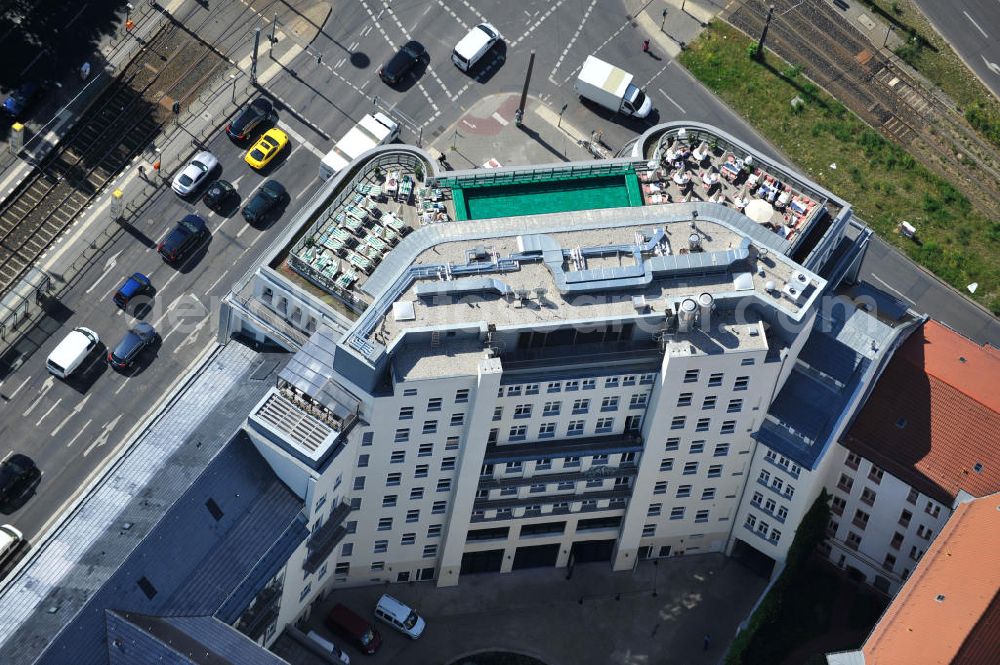 Berlin Mitte from above - Blick auf die Baustelle am Haus der Einheit, dem ehemaligen Kaufhauses Jonaß in Mitte an der Mollstraße. Das Berliner Architektur-Büro JSK baute das markanten, teilweise unter Denkmalschutz stehenden Gebäudes in ein modernes Wohn- und Geschäftshaus um. View of the construction site at the House of unity, the former department store Jonassen. The Berlin architectural office JSK built the striking to partially listed building into a modern residential and commercial building.