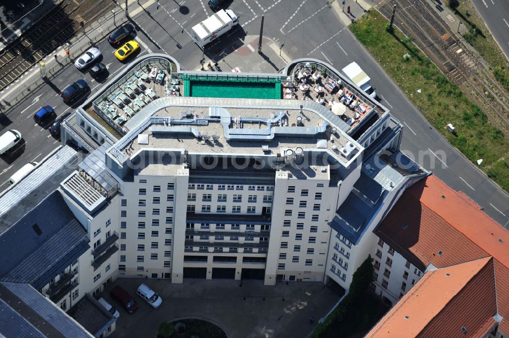 Aerial image Berlin Mitte - Blick auf die Baustelle am Haus der Einheit, dem ehemaligen Kaufhauses Jonaß in Mitte an der Mollstraße. Das Berliner Architektur-Büro JSK baute das markanten, teilweise unter Denkmalschutz stehenden Gebäudes in ein modernes Wohn- und Geschäftshaus um. View of the construction site at the House of unity, the former department store Jonassen. The Berlin architectural office JSK built the striking to partially listed building into a modern residential and commercial building.