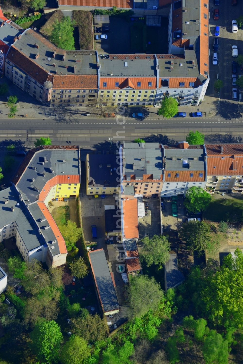 Aerial photograph Berlin - House and building area of NPD party headquarters (Carl-Arthur-Buehring-house) in Berlin