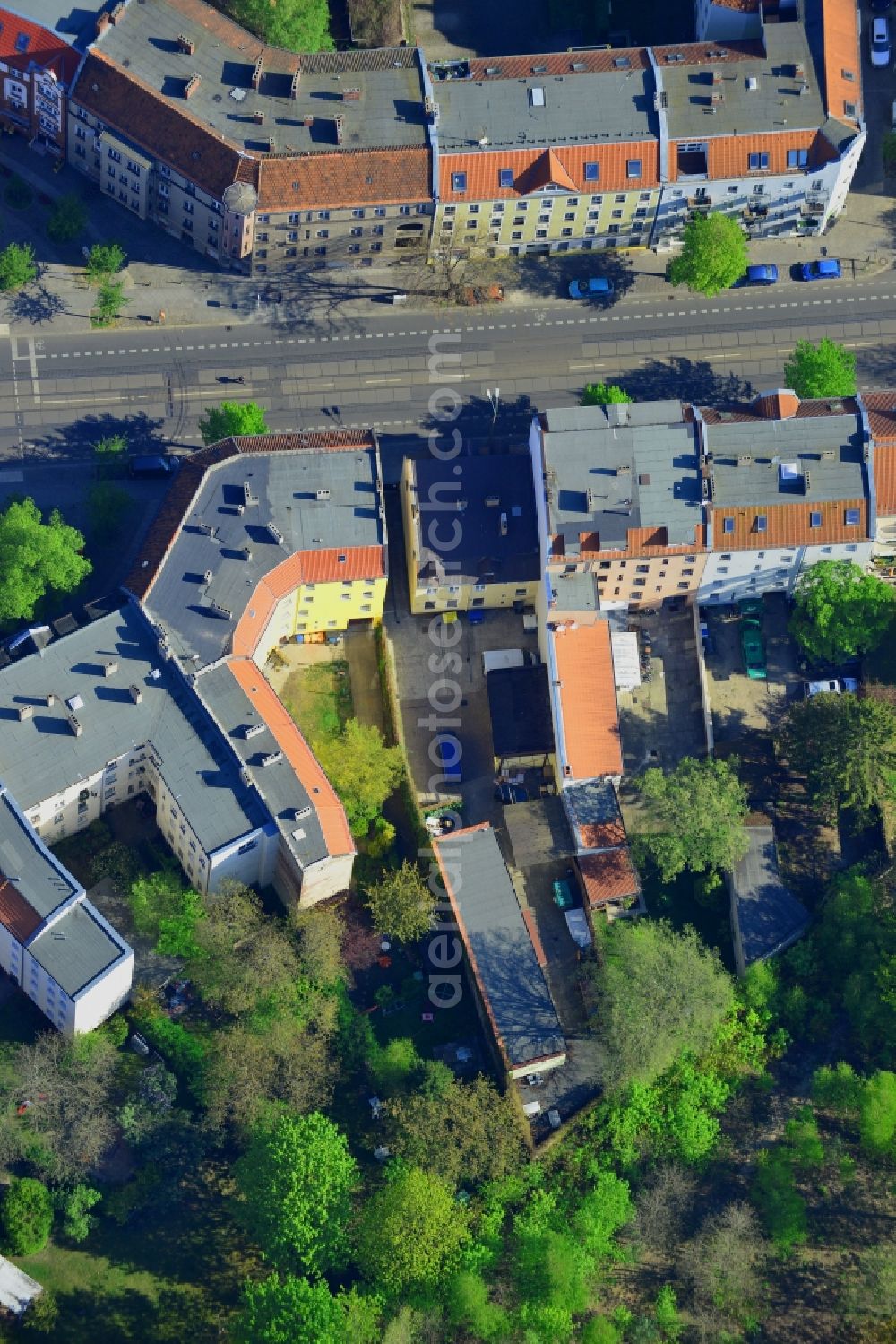 Aerial photograph Berlin - House and building area of NPD party headquarters (Carl-Arthur-Buehring-house) in Berlin