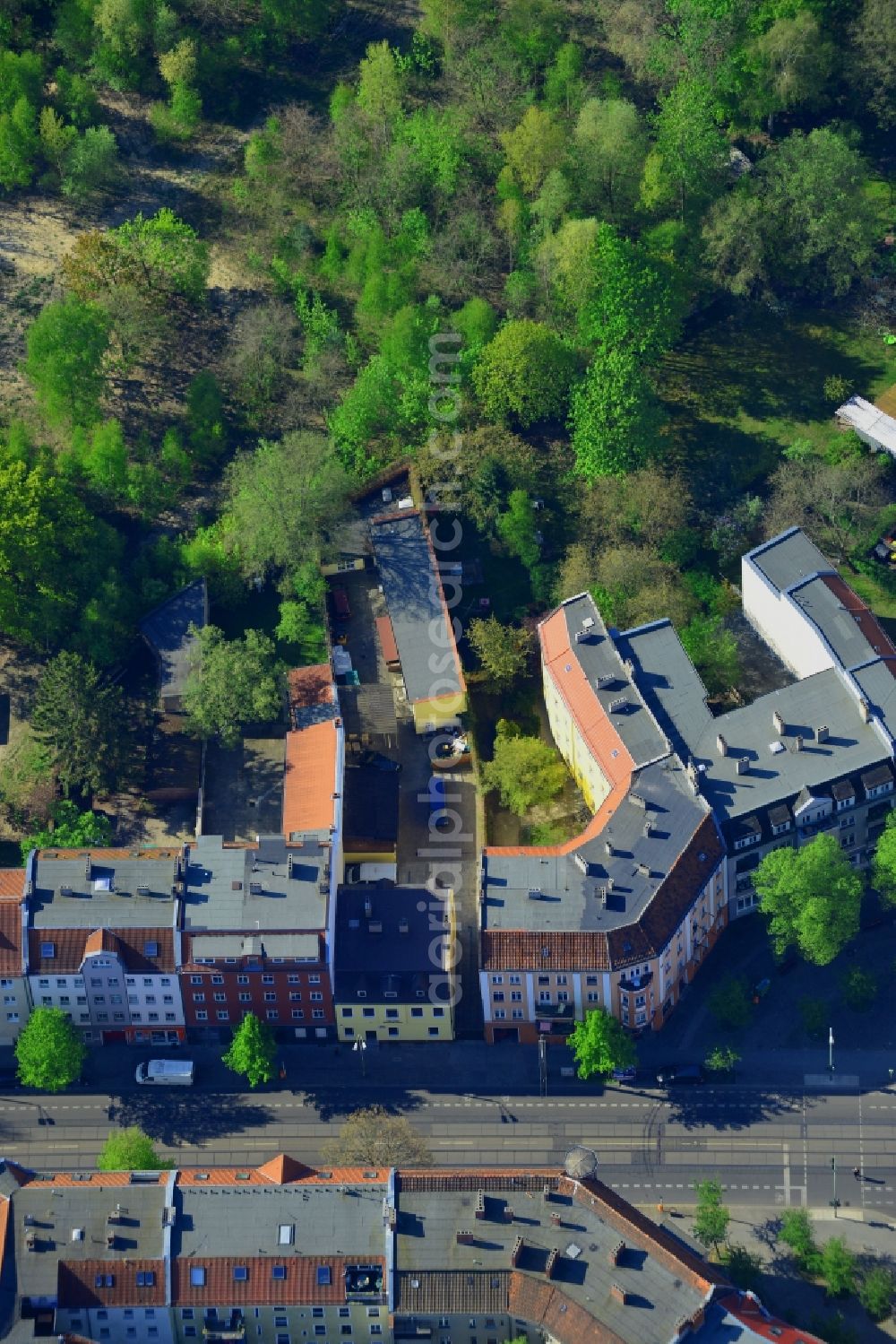 Aerial photograph Berlin - House and building area of NPD party headquarters (Carl-Arthur-Buehring-house) in Berlin