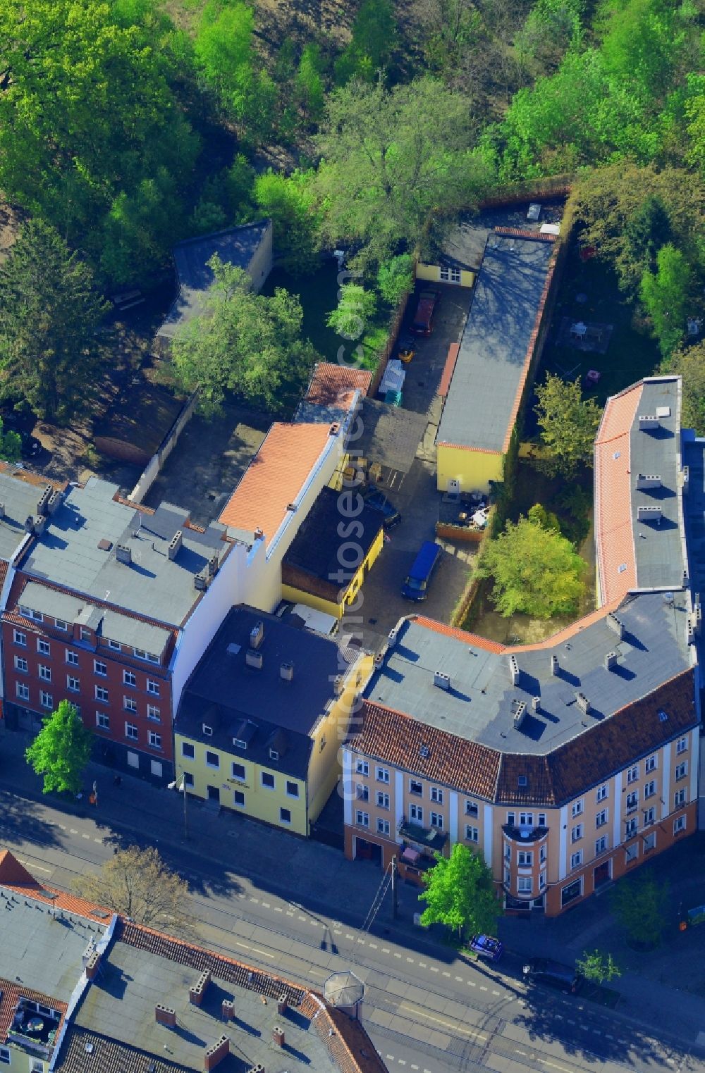 Aerial image Berlin - House and building area of NPD party headquarters (Carl-Arthur-Buehring-house) in Berlin