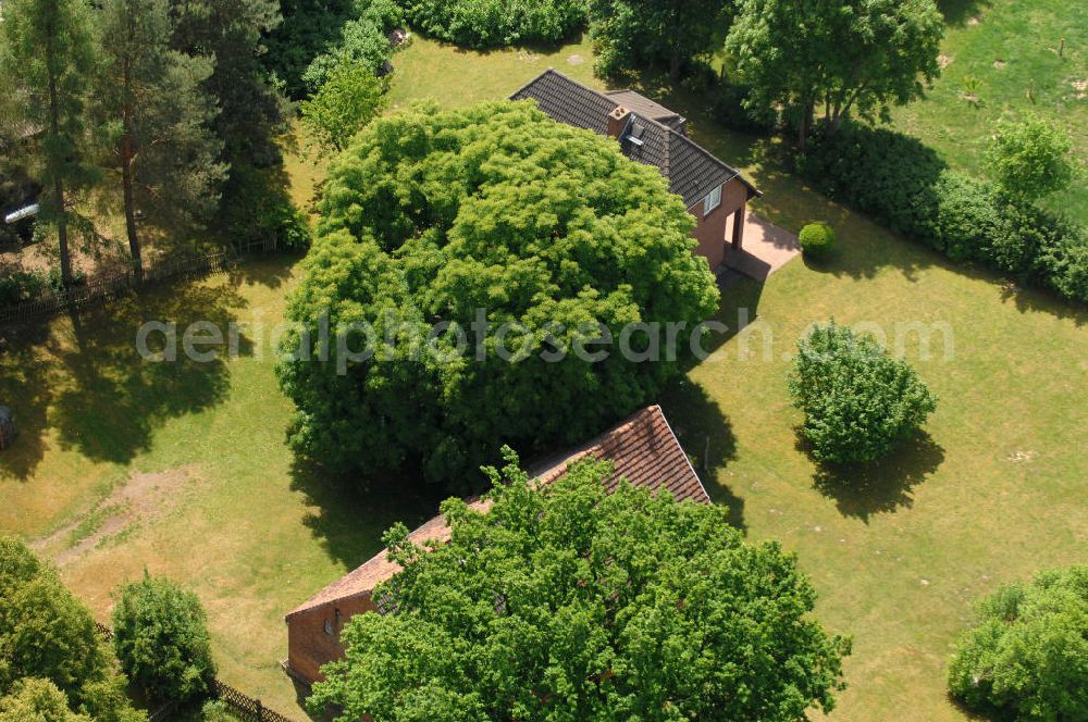 Aerial photograph Nausdorf - Blick auf ein Haus mit Hof in Nausdorf in der Prignitz / Brandenburg. Nausdorf liegt in der Nähe des Rudower Sees im Naturpark Elbetal, der ein Teil des über 400 Flusskilometer langen UNESCO-Biosphärenreservats Flusslandschaft Elbe ist.