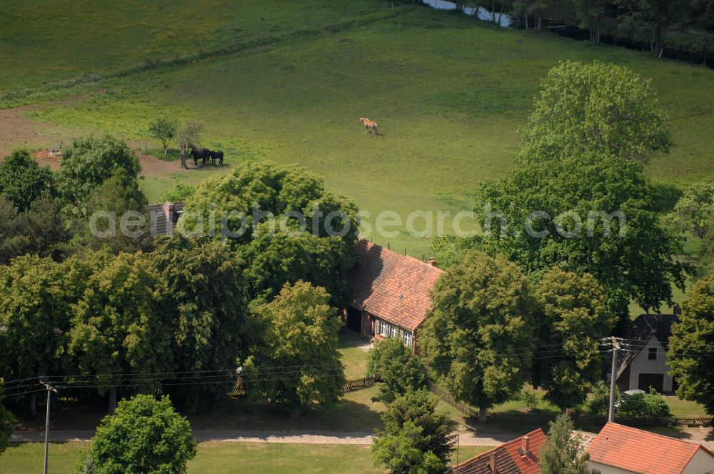 Nausdorf from above - Blick auf ein Haus mit Hof in Nausdorf in der Prignitz / Brandenburg. Nausdorf liegt in der Nähe des Rudower Sees im Naturpark Elbetal, der ein Teil des über 400 Flusskilometer langen UNESCO-Biosphärenreservats Flusslandschaft Elbe ist.