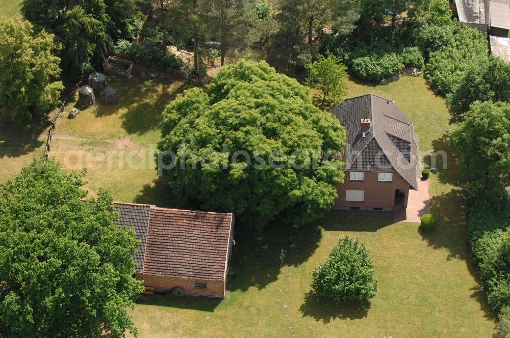 Nausdorf from the bird's eye view: Blick auf ein Haus mit Hof in Nausdorf in der Prignitz / Brandenburg. Nausdorf liegt in der Nähe des Rudower Sees im Naturpark Elbetal, der ein Teil des über 400 Flusskilometer langen UNESCO-Biosphärenreservats Flusslandschaft Elbe ist.