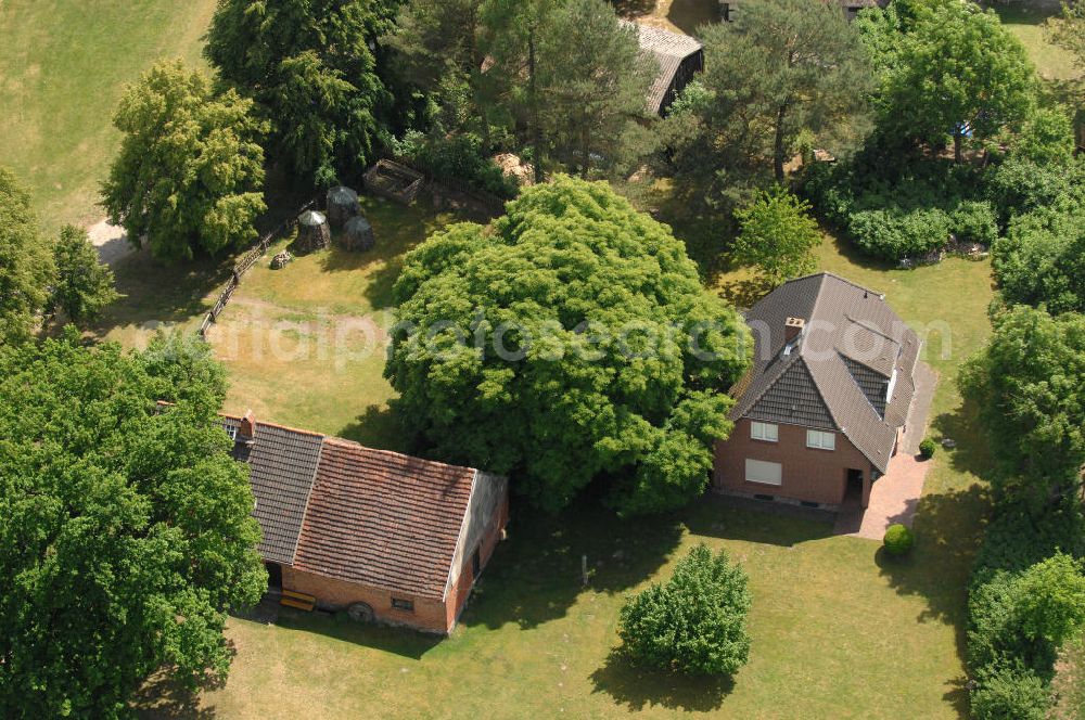 Aerial image Nausdorf - Blick auf ein Haus mit Hof in Nausdorf in der Prignitz / Brandenburg. Nausdorf liegt in der Nähe des Rudower Sees im Naturpark Elbetal, der ein Teil des über 400 Flusskilometer langen UNESCO-Biosphärenreservats Flusslandschaft Elbe ist.