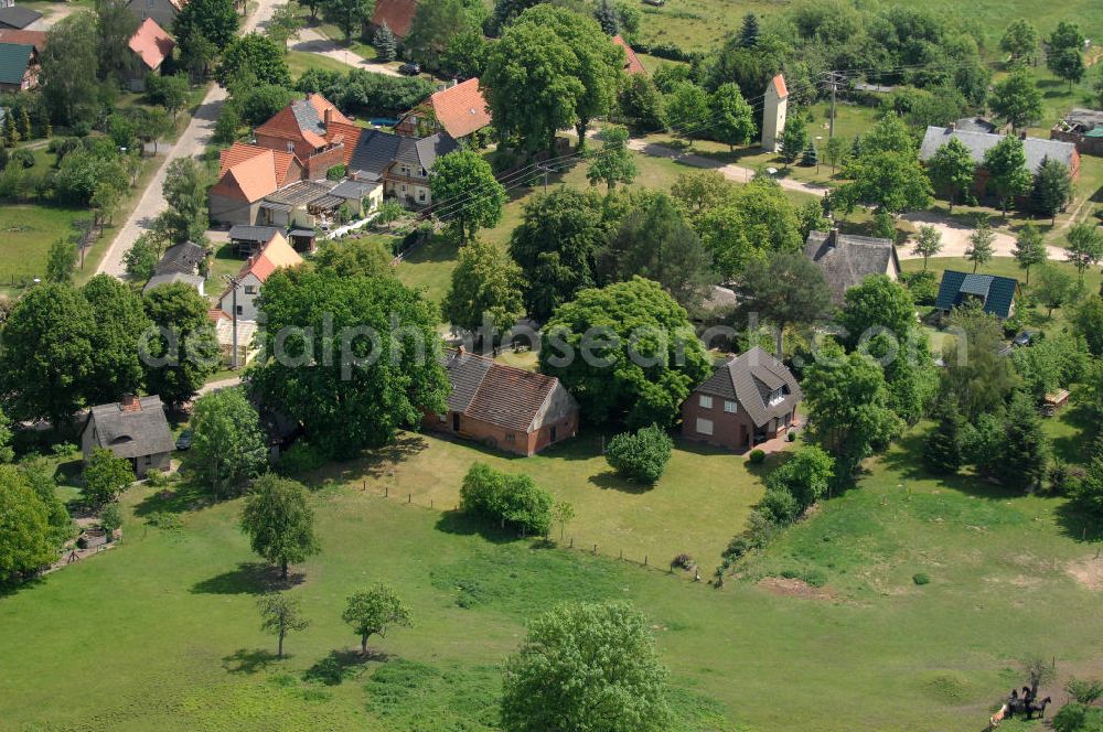 Aerial photograph Nausdorf - Blick auf ein Haus mit Hof in Nausdorf in der Prignitz / Brandenburg. Nausdorf liegt in der Nähe des Rudower Sees im Naturpark Elbetal, der ein Teil des über 400 Flusskilometer langen UNESCO-Biosphärenreservats Flusslandschaft Elbe ist.