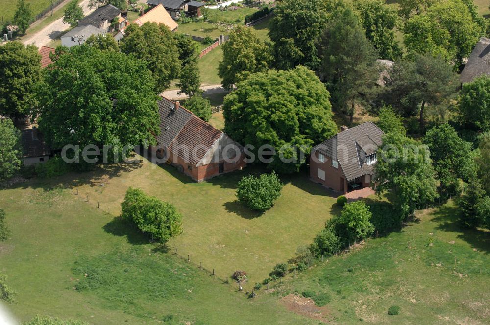 Nausdorf from the bird's eye view: Blick auf ein Haus mit Hof in Nausdorf in der Prignitz / Brandenburg. Nausdorf liegt in der Nähe des Rudower Sees im Naturpark Elbetal, der ein Teil des über 400 Flusskilometer langen UNESCO-Biosphärenreservats Flusslandschaft Elbe ist.