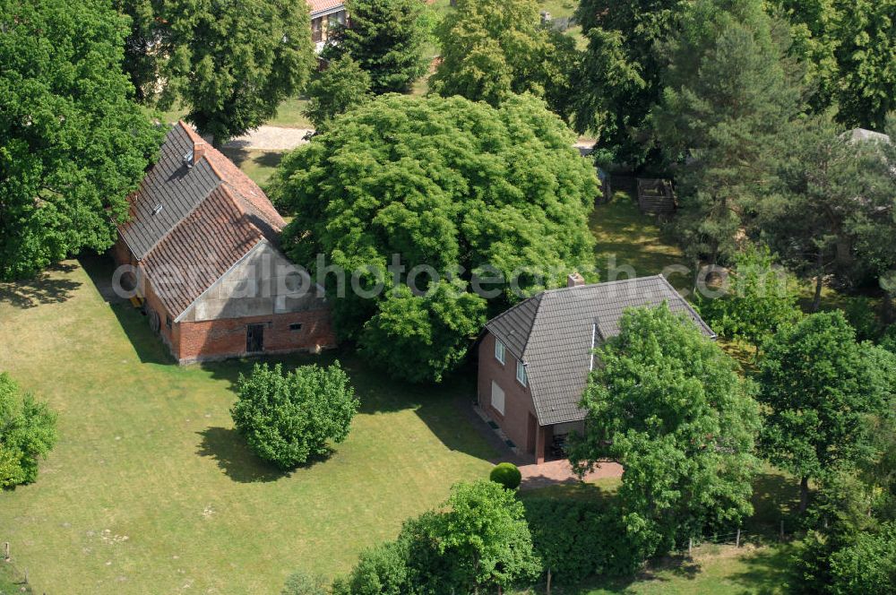 Aerial image Nausdorf - Blick auf ein Haus mit Hof in Nausdorf in der Prignitz / Brandenburg. Nausdorf liegt in der Nähe des Rudower Sees im Naturpark Elbetal, der ein Teil des über 400 Flusskilometer langen UNESCO-Biosphärenreservats Flusslandschaft Elbe ist.