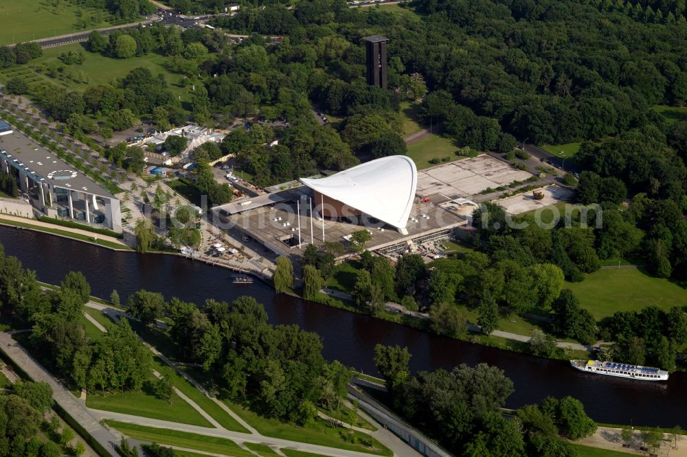 Aerial image Berlin - The House of World Cultures is a place in Berlin-Tiergarten for the international contemporary arts and a forum for current developments and discourses. Housed in the Congress Hall (also known as pregnant oyster) it is presenting artistic productions from around the world, with special attention to non-European cultures and societies