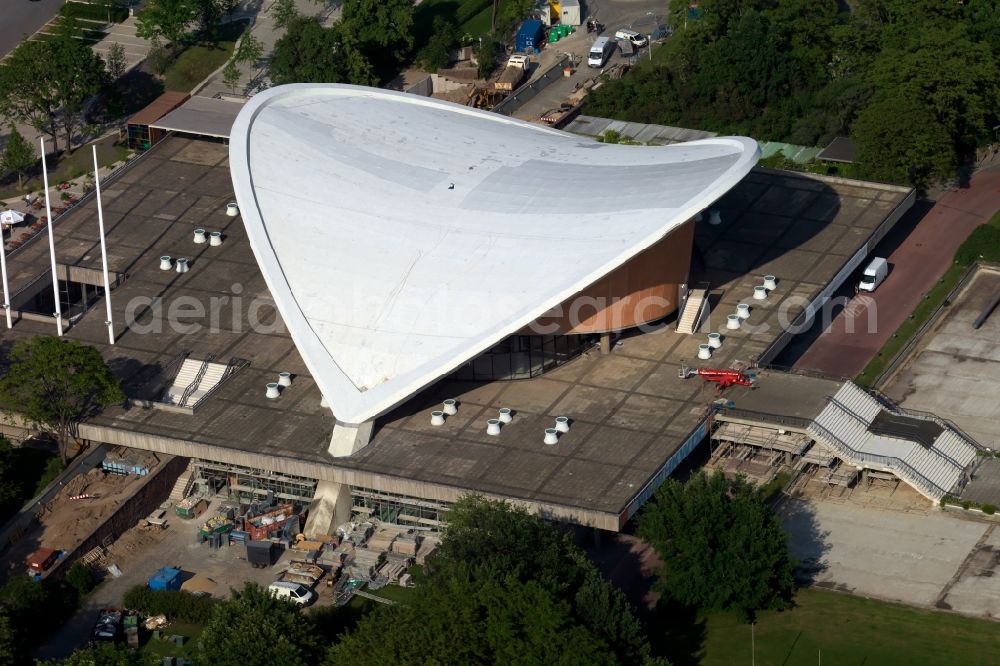 Aerial photograph Berlin - The House of World Cultures is a place in Berlin-Tiergarten for the international contemporary arts and a forum for current developments and discourses. Housed in the Congress Hall (also known as pregnant oyster) it is presenting artistic productions from around the world, with special attention to non-European cultures and societies