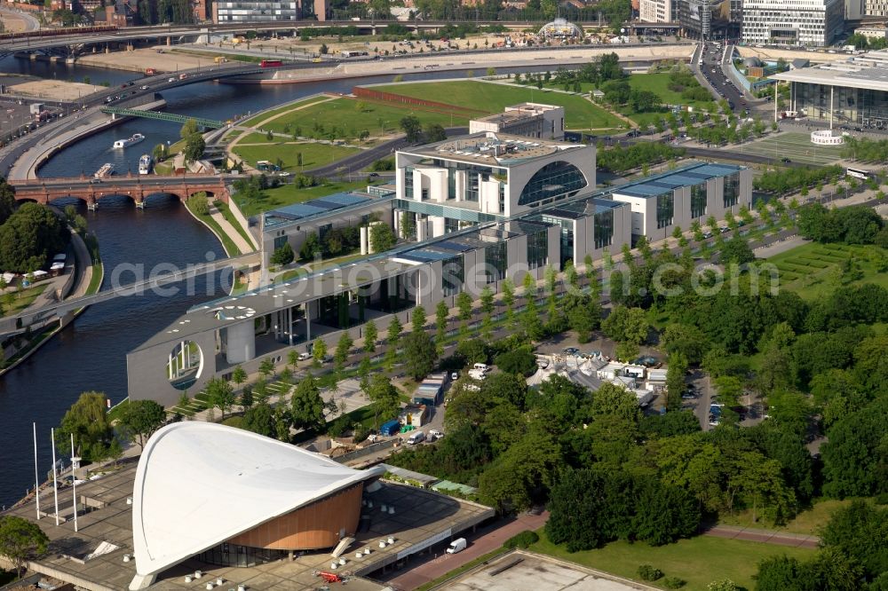 Aerial photograph Berlin - The House of World Cultures is a place in Berlin-Tiergarten for the international contemporary arts and a forum for current developments and discourses. Housed in the Congress Hall (also known as pregnant oyster) it is presenting artistic productions from around the world, with special attention to non-European cultures and societies