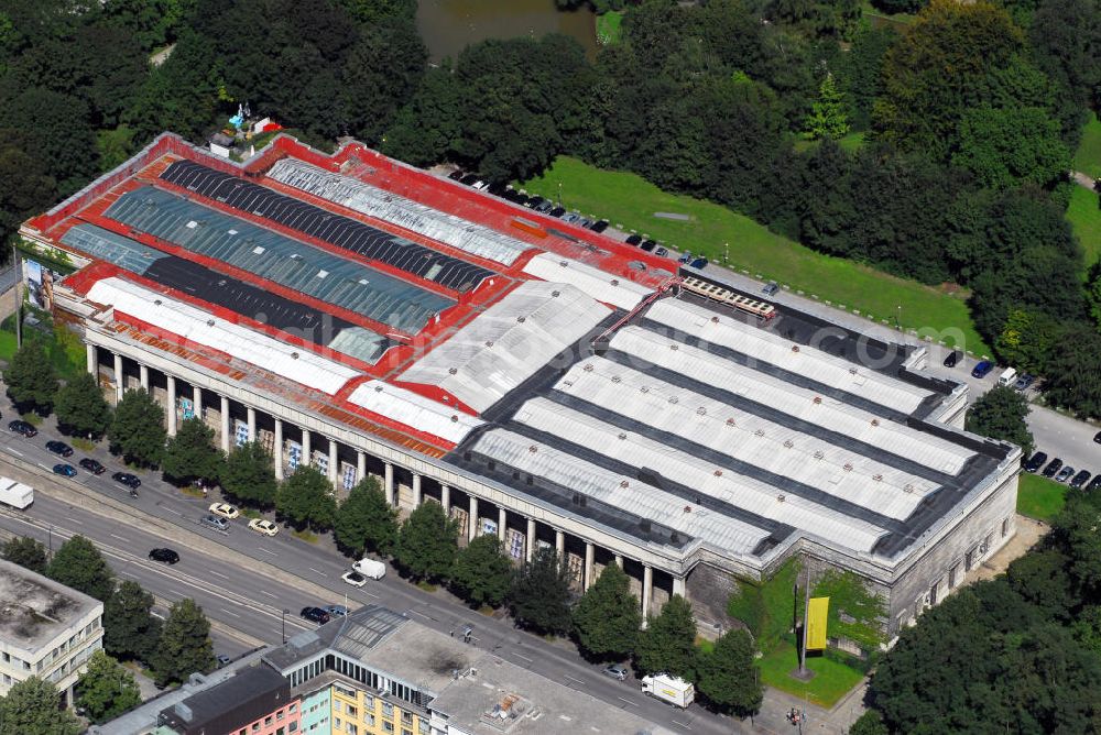 Aerial photograph München - Das Haus der Kunst, ursprünglich Haus der Deutschen Kunst, ist ein 1937 eröffnetes Ausstellungsgebäude am südlichen Ende des Englischen Gartens. Kontakt: Stiftung Haus der Kunst GmbH, Prinzregentenstraße 1, 80538 München, Tel. +49(0)89 21127 113, Fax +49(0)89 21127 157, Email: mail@hausderkunst.de