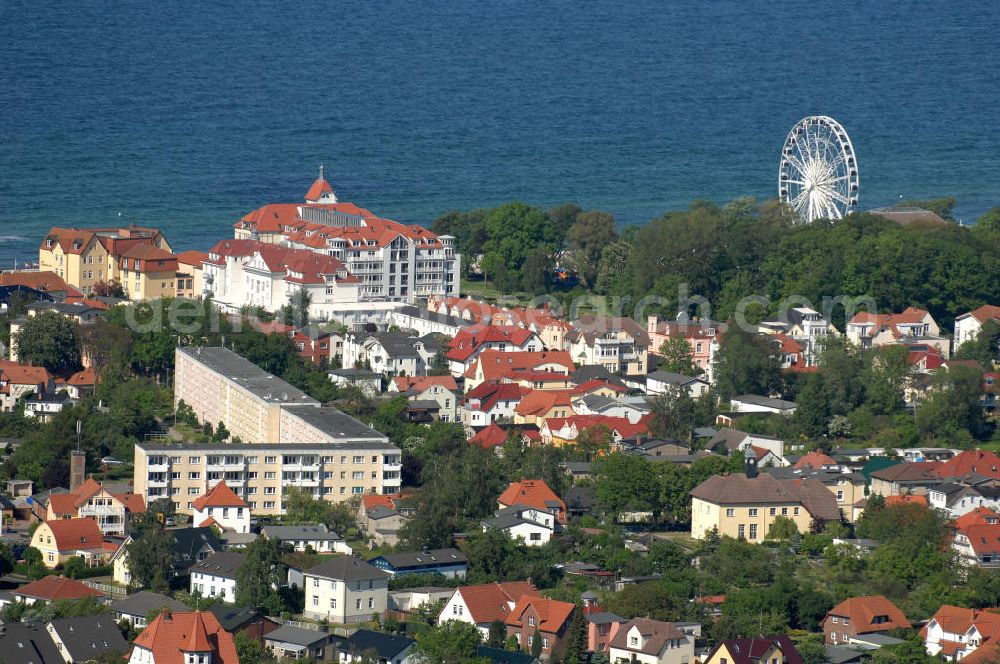 Aerial image Kühlungsborn - Blick auf das Appartementhaus Haus Meeresblick und das Riesenrad in Kühlungsborn im Landkreis Bad Doberan in Mecklenburg-Vorpommern. Das Appartementhaus liegt unmittelbar am Strand im Stadtzentrum West des Ostseebads Kühlungsborn, das der größte Bade- und Erholungsort Mecklenburgs ist. Die Ferienwohnungen des ehemaligen Kurhauses werden von verschiedenen Eigentümern vermietet. Adresse: Haus Meeresblick, Ostseeallee 45, 18225 Kühlungsborn; Kontakt: Schwenke Immobilien, Tel./Fax: (0 51 75) 63 03,