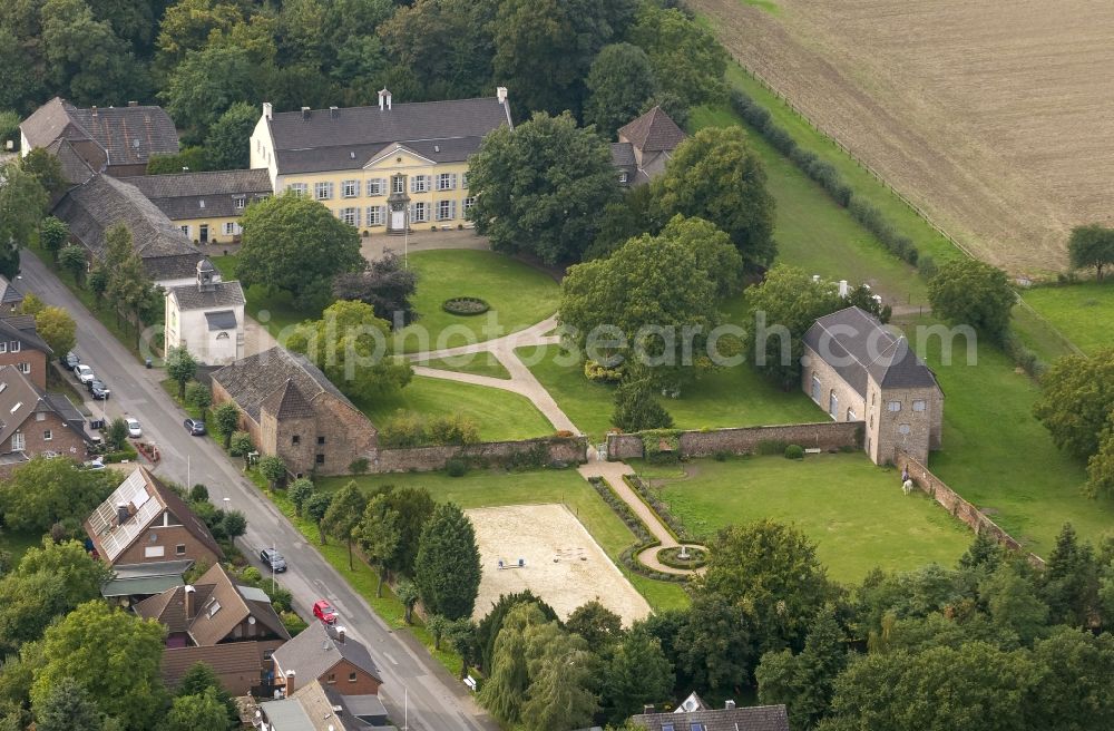 Aerial image Rheinberg - House Ossenberg by the side of the road Schlossalee near Rheinberg at the Niederrhein in North Rhine-Westfalia