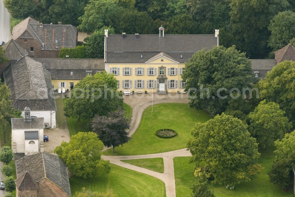 Aerial photograph Rheinberg - House Ossenberg by the side of the road Schlossalee near Rheinberg at the Niederrhein in North Rhine-Westfalia