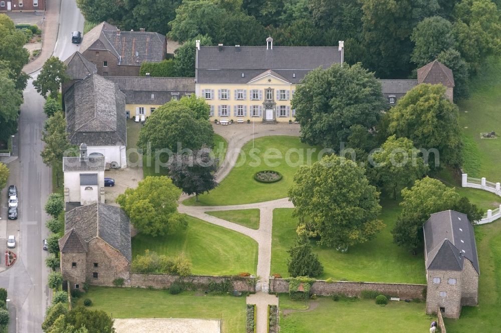 Rheinberg from above - House Ossenberg by the side of the road Schlossalee near Rheinberg at the Niederrhein in North Rhine-Westfalia