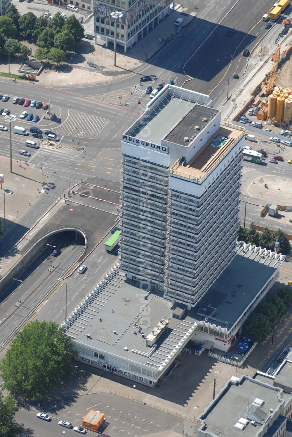 Aerial photograph Berlin - Das 17geschossige Turmhaus mit vorgezogenem zweigeschossigen Flachbau entstand mit der Neugestaltung des Alexanderplatzes an dessen neuer nördlicher Grenze von 1969 bis 1971 nach Plänen von Roland Korn und Johannes Brieske. Nutzer waren das staatliche Reisebüro der DDR und die Fluggesellschaft Interflug. Heute befinden sich hier Atlas-Reisewelt, ein Möbelladen und verschiedene Büros. Adresse: Alexanderplatz 5