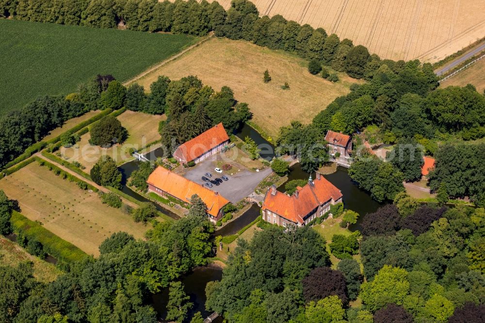 Aerial photograph Ahlen - Buildings and parks at the mansion of the farmhouse in the district Vorhelm in Ahlen in the state North Rhine-Westphalia, Germany