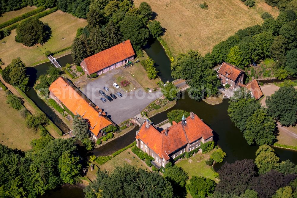 Ahlen from the bird's eye view: Buildings and parks at the mansion of the farmhouse in the district Vorhelm in Ahlen in the state North Rhine-Westphalia, Germany