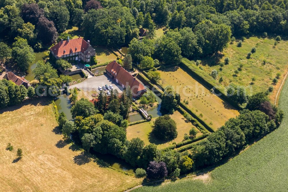 Aerial image Ahlen - Buildings and parks at the mansion of the farmhouse in the district Vorhelm in Ahlen in the state North Rhine-Westphalia, Germany