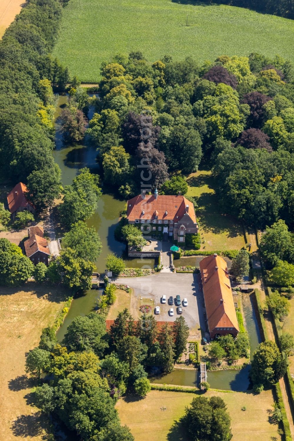 Aerial photograph Ahlen - Buildings and parks at the mansion of the farmhouse in the district Vorhelm in Ahlen in the state North Rhine-Westphalia, Germany