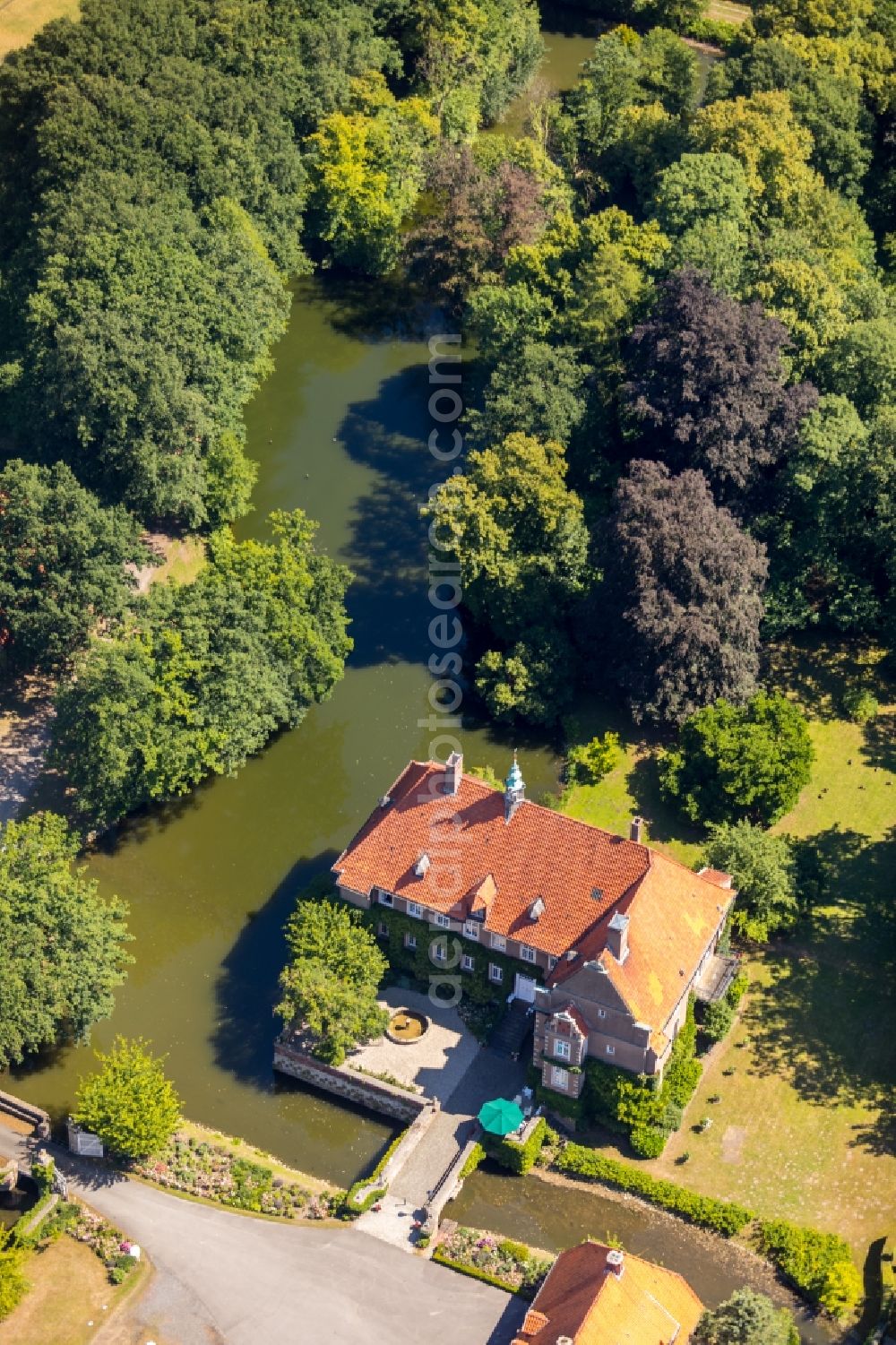 Ahlen from the bird's eye view: Buildings and parks at the mansion of the farmhouse in the district Vorhelm in Ahlen in the state North Rhine-Westphalia, Germany