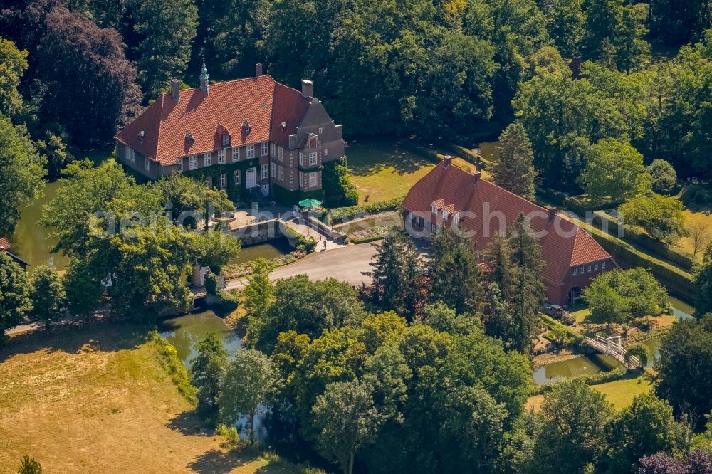 Aerial image Ahlen - Buildings and parks at the mansion of the farmhouse in the district Vorhelm in Ahlen in the state North Rhine-Westphalia, Germany