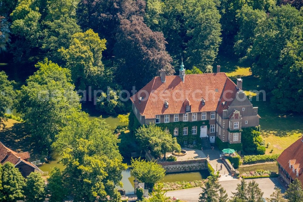 Aerial photograph Ahlen - Buildings and parks at the mansion of the farmhouse in the district Vorhelm in Ahlen in the state North Rhine-Westphalia, Germany