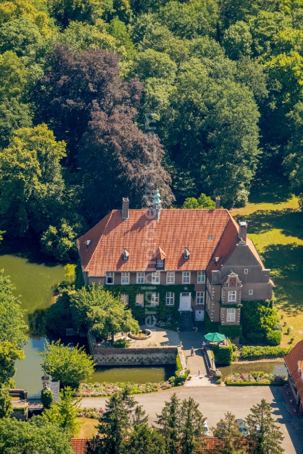 Ahlen from above - Buildings and parks at the mansion of the farmhouse in the district Vorhelm in Ahlen in the state North Rhine-Westphalia, Germany