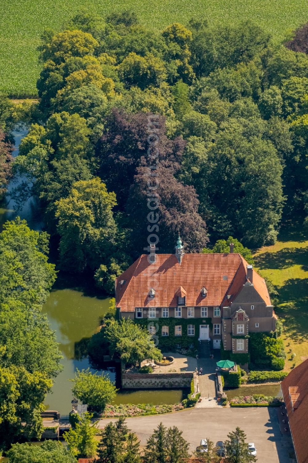 Ahlen from the bird's eye view: Buildings and parks at the mansion of the farmhouse in the district Vorhelm in Ahlen in the state North Rhine-Westphalia, Germany