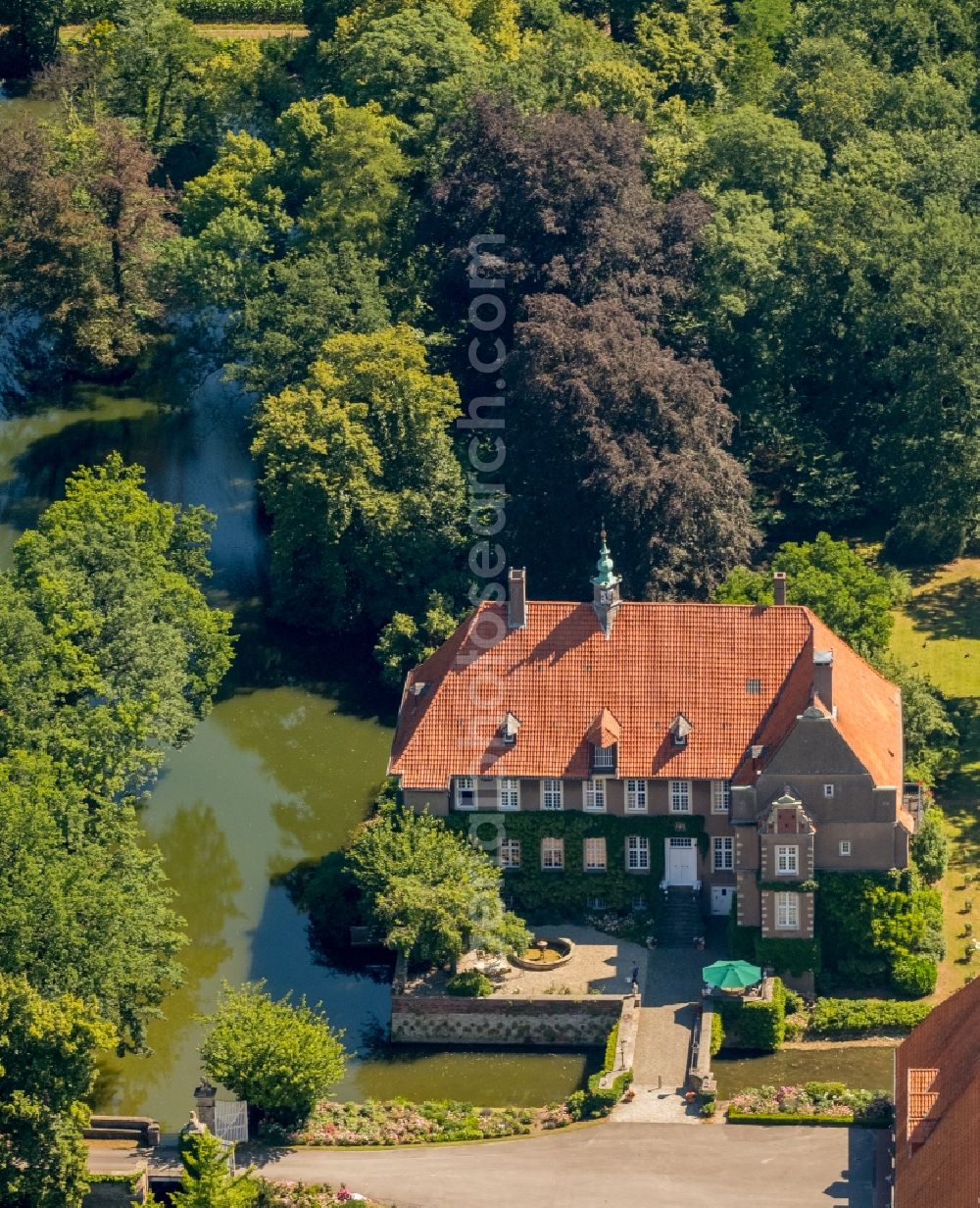 Aerial image Ahlen - Buildings and parks at the mansion of the farmhouse in the district Vorhelm in Ahlen in the state North Rhine-Westphalia, Germany