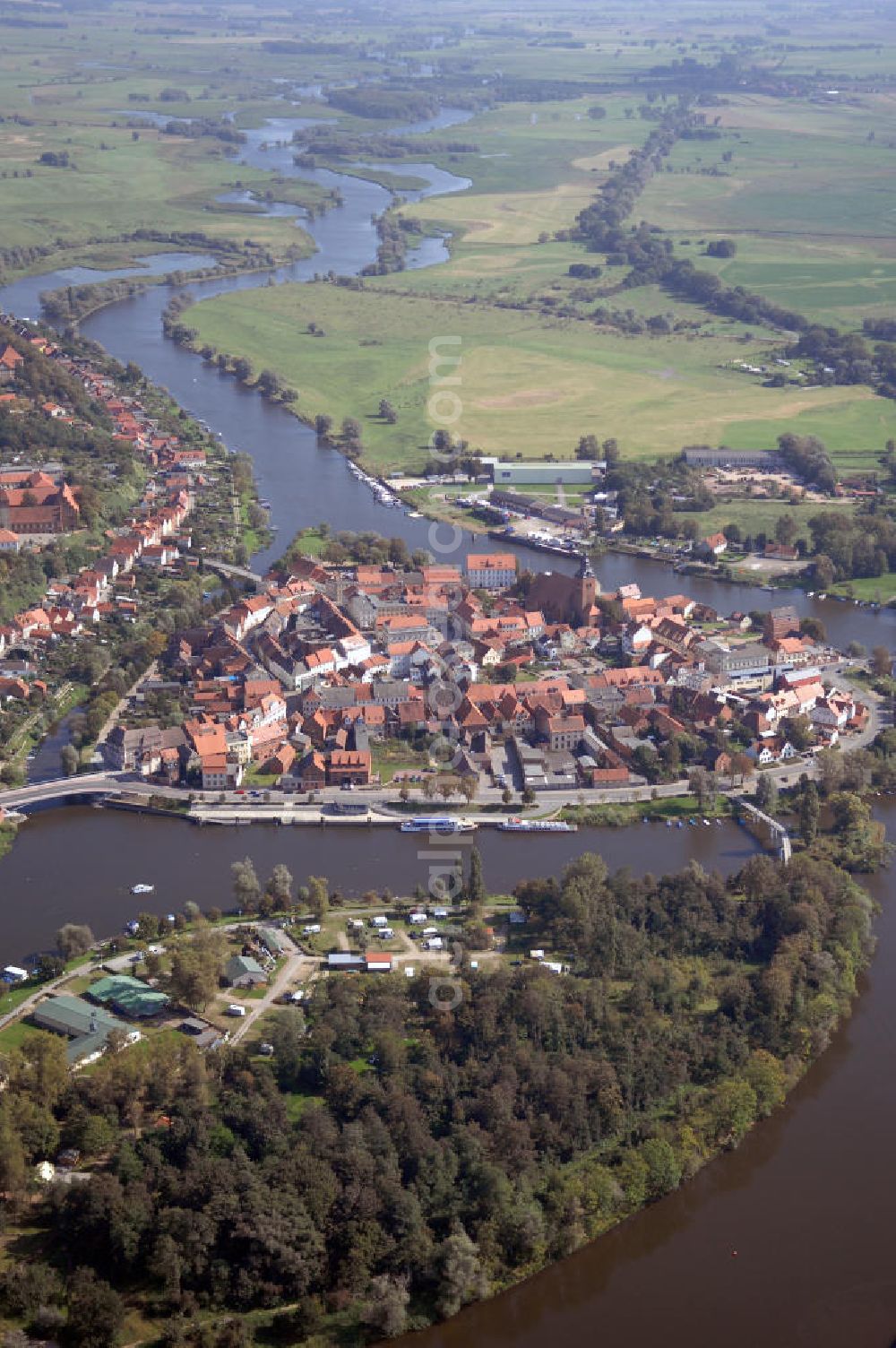 Havelberg from above - Blick auf die Altstadtinsel. Havelberg an der Havel, durch welche die Straße der Romanik führt. Die Stadt Havelberg gehört zum Landkreis Stendal und liegt am Zusammenfluss von Elbe und Havel. Kontakt: Stadt Havelberg, Markt 1, 39539 Havelberg, Tel. 039387 765-0, Fax 039387 88042, E-Mail stadt@havelberg.de,