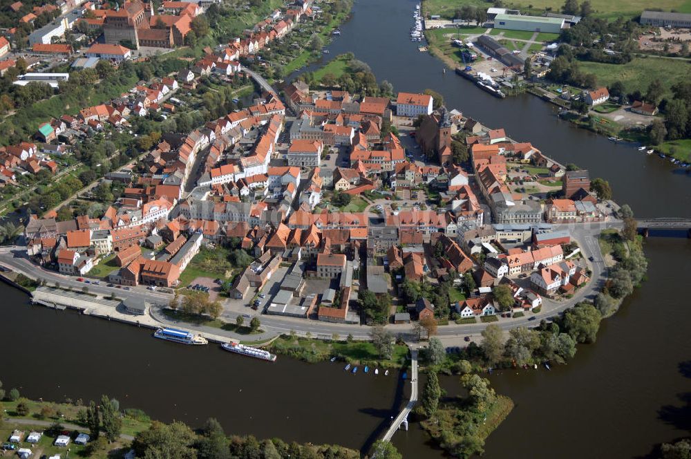 Aerial image Havelberg - Blick auf die Altstadtinsel. Havelberg an der Havel, durch welche die Straße der Romanik führt. Die Stadt Havelberg gehört zum Landkreis Stendal und liegt am Zusammenfluss von Elbe und Havel. Kontakt: Stadt Havelberg, Markt 1, 39539 Havelberg, Tel. 039387 765-0, Fax 039387 88042, E-Mail stadt@havelberg.de,