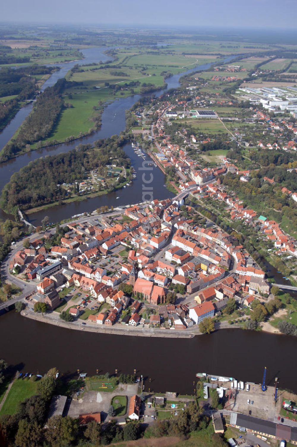 Havelberg from above - Blick auf die Altstadtinsel. Havelberg an der Havel, durch welche die Straße der Romanik führt. Die Stadt Havelberg gehört zum Landkreis Stendal und liegt am Zusammenfluss von Elbe und Havel. Kontakt: Stadt Havelberg, Markt 1, 39539 Havelberg, Tel. 039387 765-0, Fax 039387 88042, E-Mail stadt@havelberg.de,