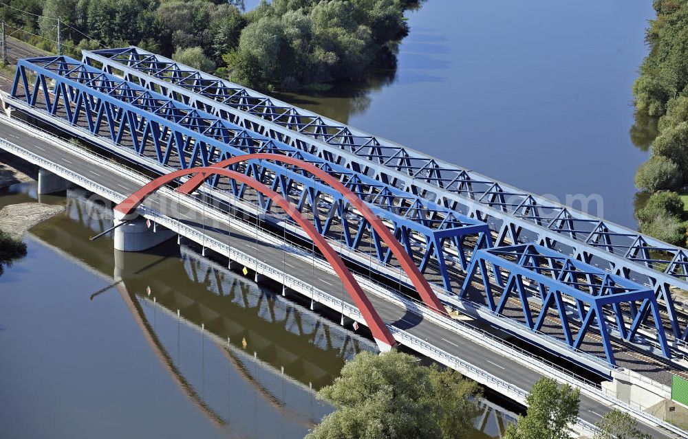 Aerial image Rathenow - Blick auf den Neubau der Eisenbahnüberführung Havelbrücke Rathenow. In einer 1. Phase wurde die bestehende Brücke zurückgebaut, um Baufreiheit für die Ortsumfahrung B 188 Rathenow zu schaffen. Anschließend wird die dafür notwendige Straßenüberführung an gleicher Stelle errichtet. Bauherr: Deutsche BahnAG. Projektsteuerung SCHÜßLER-PLAN-Ingenieurgesellschaft. View of the new construction of the railroad overpass Havel Bridge Rathenow.