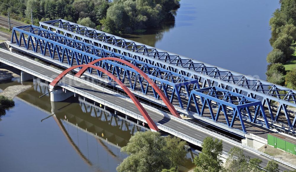 Aerial photograph Rathenow - Blick auf den Neubau der Eisenbahnüberführung Havelbrücke Rathenow. In einer 1. Phase wurde die bestehende Brücke zurückgebaut, um Baufreiheit für die Ortsumfahrung B 188 Rathenow zu schaffen. Anschließend wird die dafür notwendige Straßenüberführung an gleicher Stelle errichtet. Bauherr: Deutsche BahnAG. Projektsteuerung SCHÜßLER-PLAN-Ingenieurgesellschaft. View of the new construction of the railroad overpass Havel Bridge Rathenow.