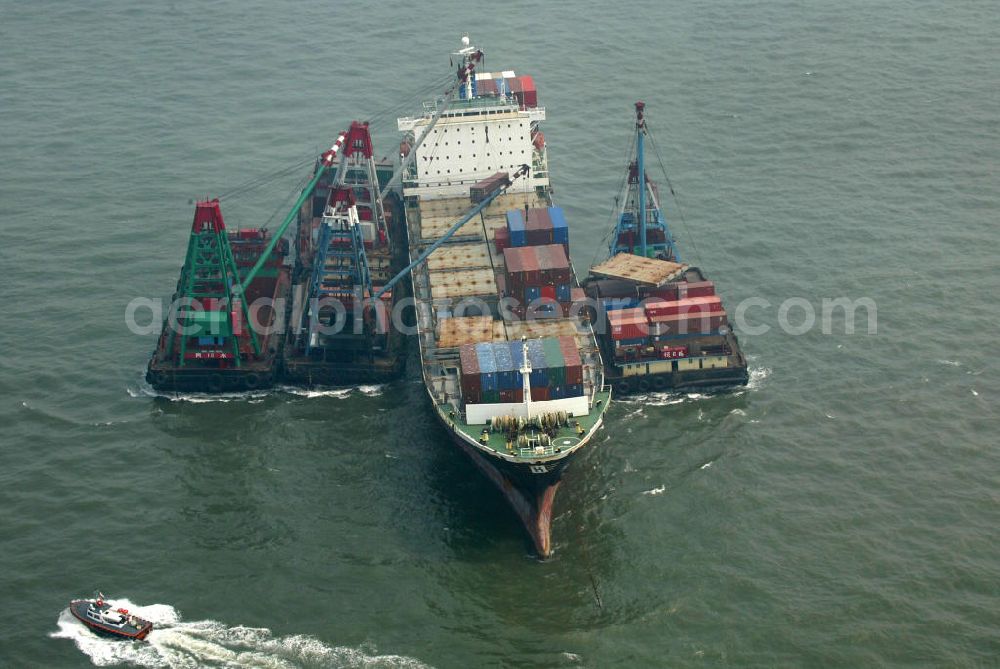 Aerial photograph Honkong - Blick auf die Verladung von Containern am Containerterminal.