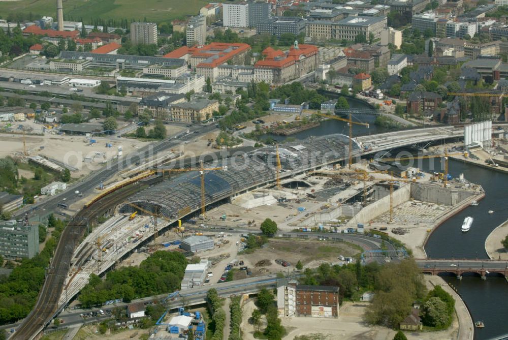 Aerial image Berlin - Blick auf die Grossbaustelle des Lehrter Bahnhof.