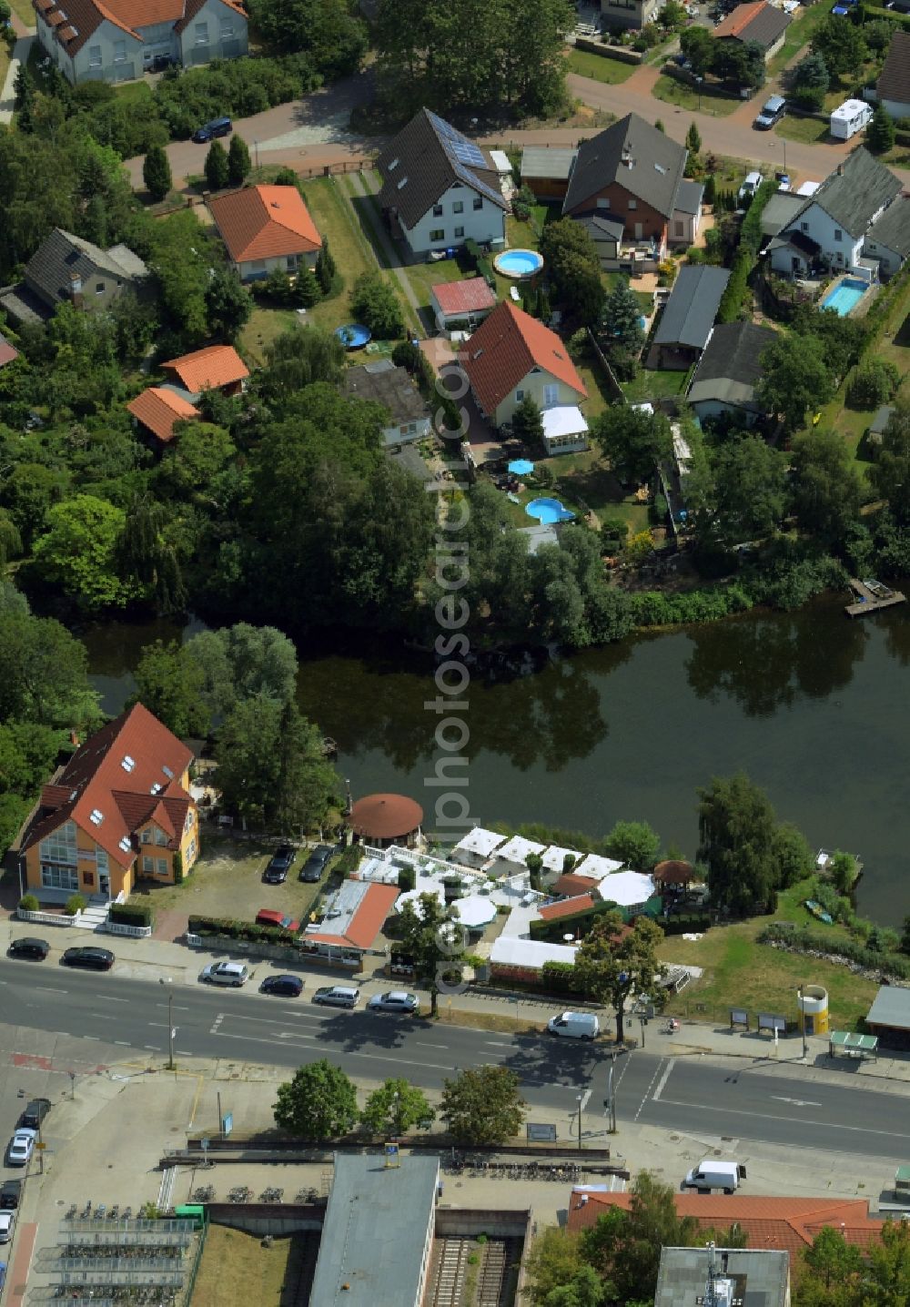 Hoppegarten from the bird's eye view: Hechtsee lake in Hoppegarten in the state of Brandenburg. The lake is located on the edge of a residential area on Mahsldorfer Strasse. The restaurant Hechtsee Terrassen is located on its western shore