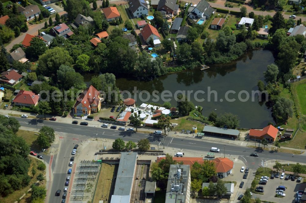 Aerial photograph Hoppegarten - Hechtsee lake in Hoppegarten in the state of Brandenburg. The lake is located on the edge of a residential area on Mahsldorfer Strasse. The restaurant Hechtsee Terrassen is located on its western shore