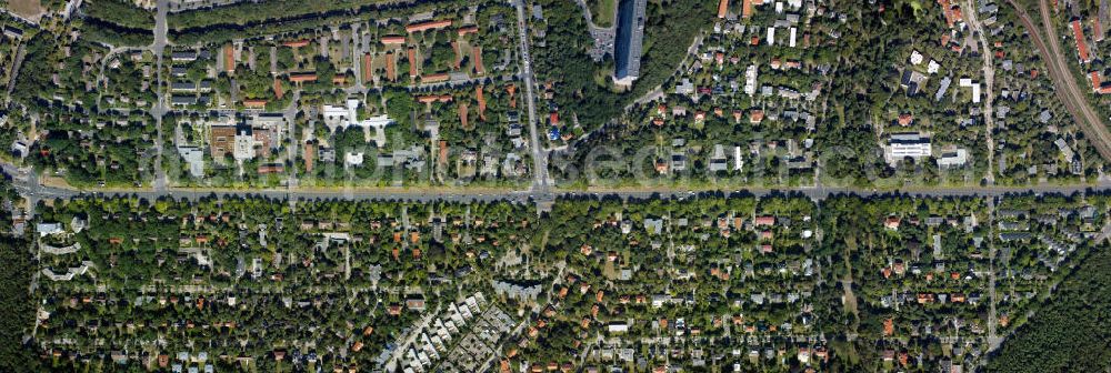 Aerial photograph Berlin - Blick auf die Heerstraße in Berlin Charlottenburg. Die Straße wurde 1874 als Chaussee von Charlottenburg nach Pichelsberg angelegt und 1910 feierlich in Anwesenheit Kaiser Wilhelm II. als Döberitzer Heerstraße dem Verkehr übergeben. Sie diente als Aufmarschstraße zum Truppenübungsplatz Döberitz, auf dem die Paraden der Garderegimenter abgehalten wurden. Oben im Bild (mittig) befindet sich das Corbusierhaus an der Flatowallee. Das eigentlich als Unite d habitation, type Berlin (Wohneinheit, Typ Berlin) bezeichnete und unter Denkmalschutz stehende Gebäude gehört zu dem von Le Corbusier entwickelten Hochhaustyp der „Unite d habitation“ oder Wohneinheit. Es wurde für die Internationale Bauausstellung von 1957 (Interbau) entworfen und von 1956 bis 1958 in der Nähe des Berliner Olympiastadions gebaut.