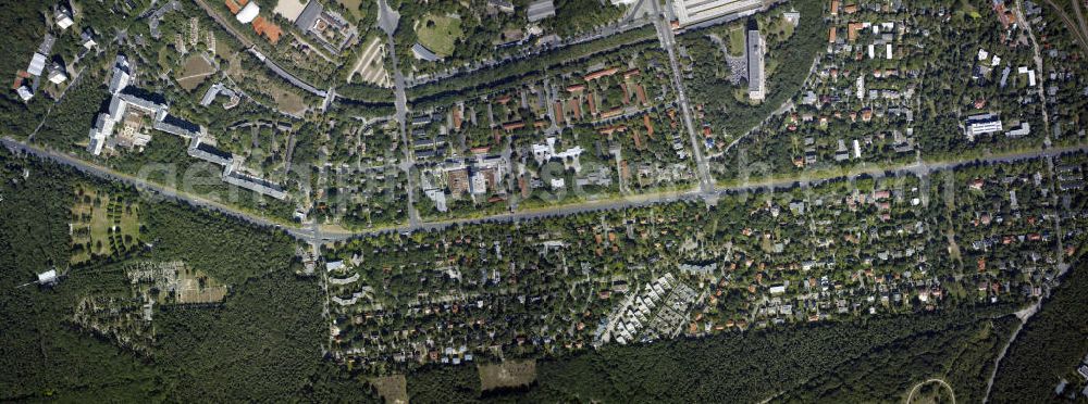 Berlin from above - Blick auf die Heerstraße in Berlin Charlottenburg. Die Straße wurde 1874 als Chaussee von Charlottenburg nach Pichelsberg angelegt und 1910 feierlich in Anwesenheit Kaiser Wilhelm II. als Döberitzer Heerstraße dem Verkehr übergeben. Sie diente als Aufmarschstraße zum Truppenübungsplatz Döberitz, auf dem die Paraden der Garderegimenter abgehalten wurden. Unten links ist der Commonwealth War Graves Commission Cemetery zu sehen. Der Britische Friedhof an der Heerstraße ist ein Ehrenfriedhof im Berliner Bezirk Charlottenburg-Wilmersdorf, an der Südseite der Heerstraße nahe dem Forst Grunewald. Hier liegen rund 3600 britische Soldaten begraben, die im Zweiten Weltkrieg in und um Berlin gefallen waren. In erster Linie handelt es sich um Besatzungsmitglieder abgeschossener Bomber der Royal Air Force.